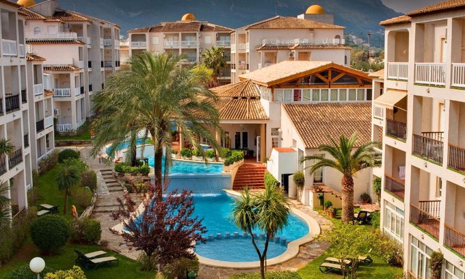Denia Apartment | Relaxing Ona Ogisaka Garden: Pool, Restaurant & Family Fun