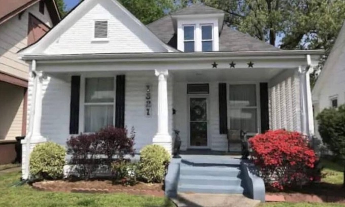 Paducah Cottage | Once Upon a Time Cottage: Pet-Friendly Retreat Near Downtown