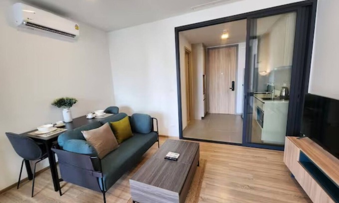 Ratchathewi Condo | Comfortable One-Bedroom Near PhayaThai BTS with Pool