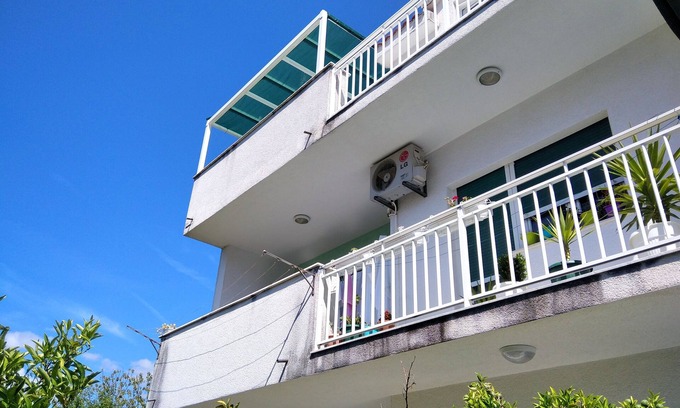 Kastel Stafilic Apartment | Cozy One Bedroom Apartment with Balcony in Kaštel Štafilić
