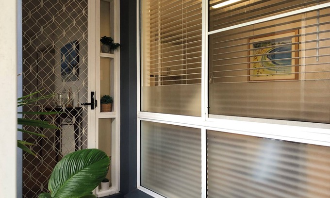 Port Macquarie Apartment | One bedroom apartment/coutyard close to shops and Lighthouse Beach, Pet friendly