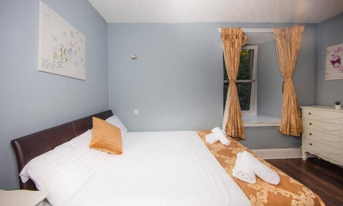Tollcross Apartment | Cozy One Bedroom Apartment in City Centre for Families