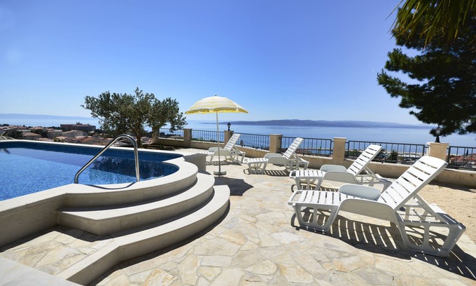 Baska Voda Apartment | Exceptional One Bedroom Apartment with Balcony in Baška Voda
