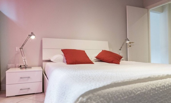 Dorsoduro Apartment | Modern One Bedroom Apartment Overlooking Guggenheim Gardens