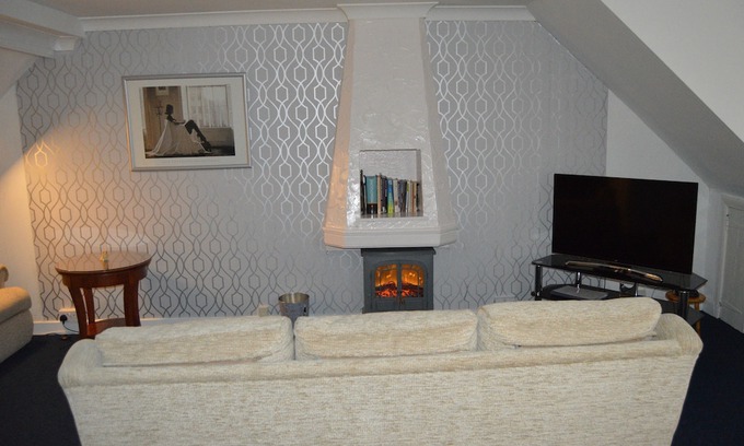 Dunfermline Apartment | Cozy One-Bedroom Apartment in Dunfermline with Kitchen