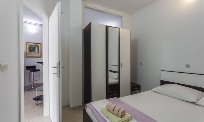 Zuljana Apartment | Cozy One Bedroom Apartment with Terrace in Žuljana