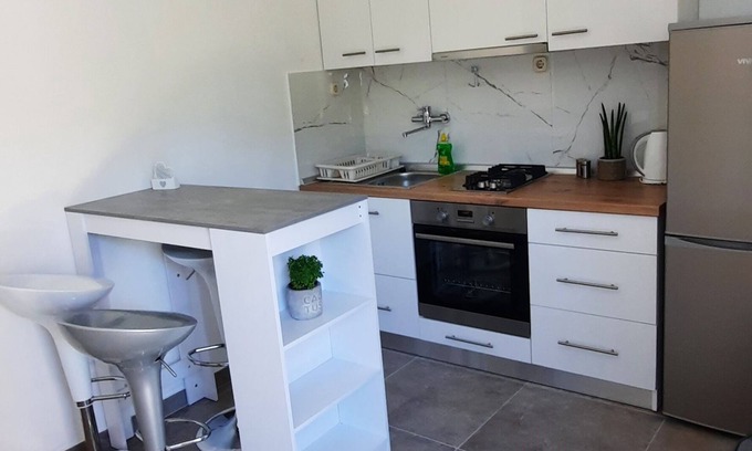 Zuljana Apartment | Oceanfront One-Bedroom Apartment Near Beach in Žuljana