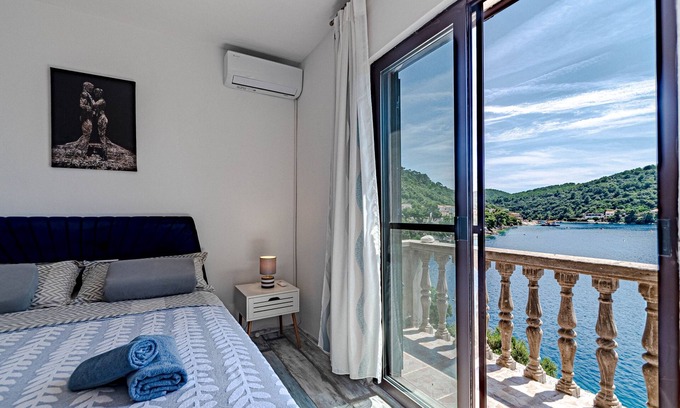 Ubli Apartment | Beachfront One Bedroom Apartment in Ubli, Lastovo