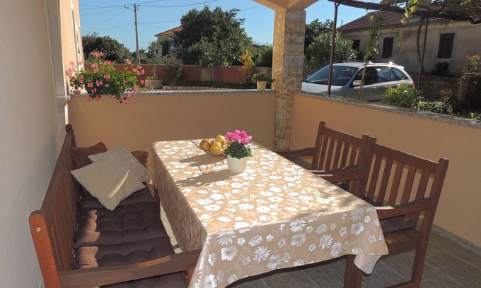 Gabonjin Apartment | Inviting One Bedroom Apartment with Terrace in Gabonjin