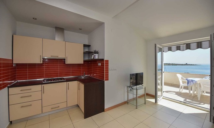 Novalja Apartment | Idyllic Sea View Apartment with Kitchen for Families