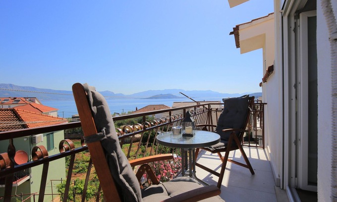 Slatine Apartment | One bedroom apartment with balcony and sea view Slatine, Čiovo (A-24266-c)