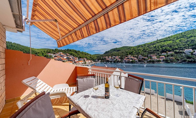 Brna Apartment | Scenic One Bedroom Apartment with Terrace and Ocean View