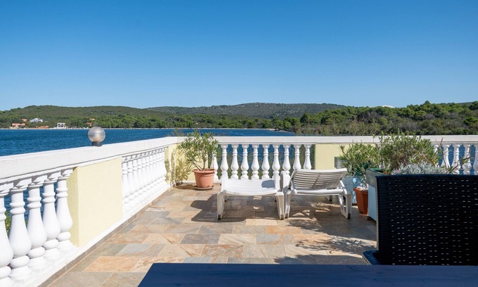 Veli Rat Apartment | Cozy Beachside Apartment in Veli Rat, Dugi Otok