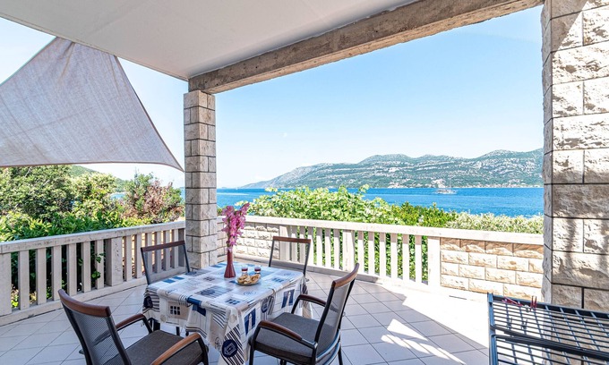 Cove Tri Zala (Zrnovo) Apartment | Beachside One Bedroom Apartment in Tri Žala, Korčula