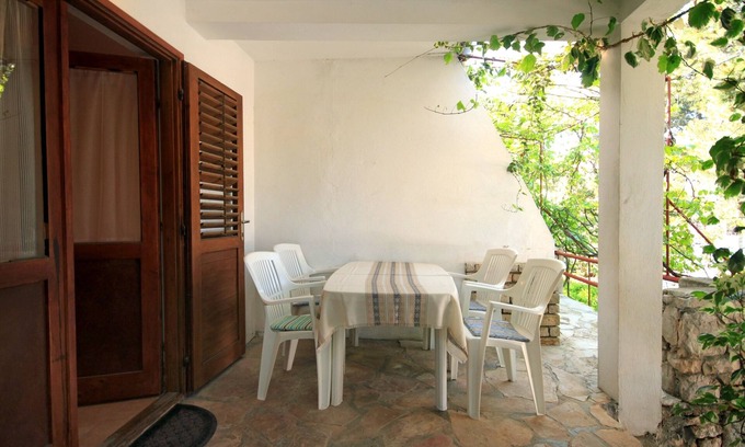 Cove Basina (Jelsa) Apartment | Cozy Apartment Steps from Beach in Mudri Dolac, Hvar