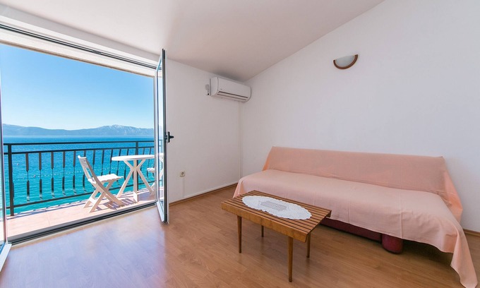 Brist Apartment | Cozy Apartment Steps from the Beach in Brist, Makarska