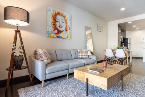 Los Angeles Apartment | Elegant One Bedroom with Hollywood Sign View & Pool