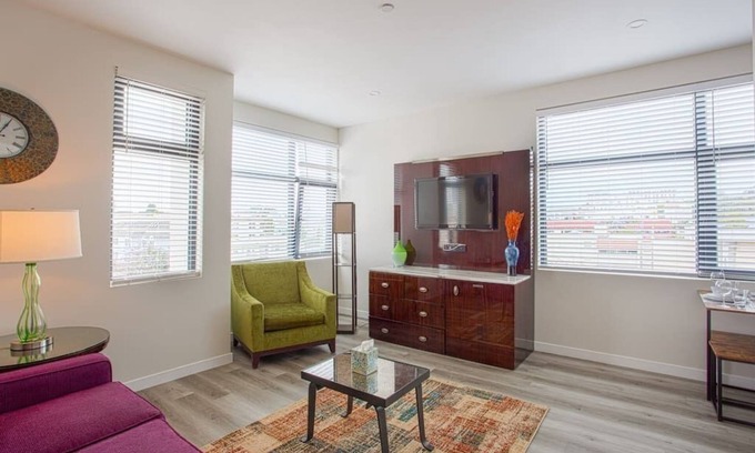 Bankers Hill Apartment | Cozy One Bedroom Apartment with Great Amenities