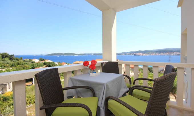 Kuciste Apartment | Beautiful One Bedroom Apartment with Sea View in Kučište