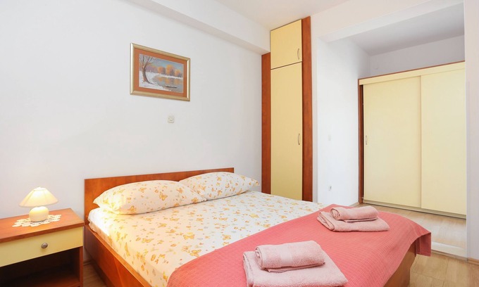 Tucepi Apartment | Oceanfront One Bedroom Apartment with Terrace in Tučepi