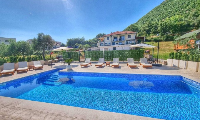 Denovici Apartment | Cozy One Bedroom Apartment with Pool and Scenic Views