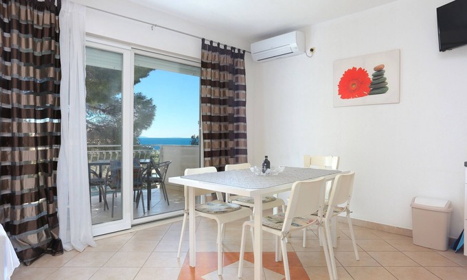 Stanici Apartment | Beautiful One Bedroom Apartment with Terrace & Ocean View