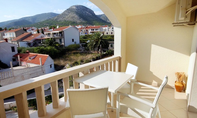 Bol Apartment | Idyllic One Bedroom Apartment with Sea View in Bol, Brač