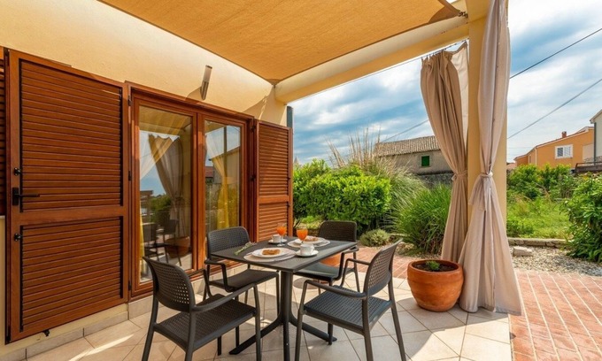 Nin Apartment | Cozy Apartment with Terrace and Sea View in Nin, Zadar