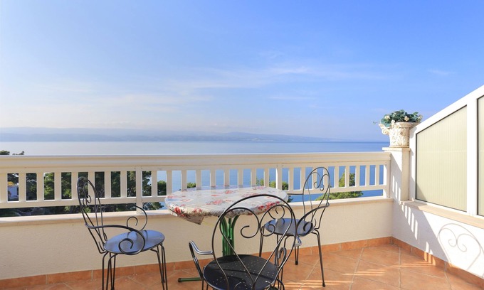 Tice Apartment | Oceanfront Apartment with Terrace & Sea View in Omiš