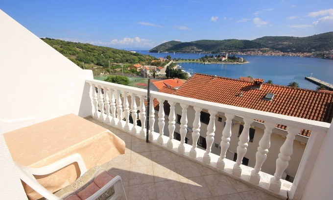 Cove Rogacic Apartment | Sea View One-Bedroom Apartment with Terrace in Vis