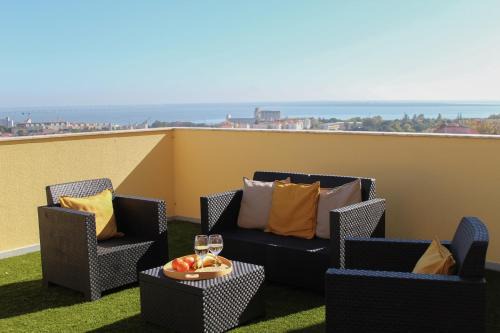 Beato Apartment | Scenic One Bedroom Apartment with Rooftop River Views