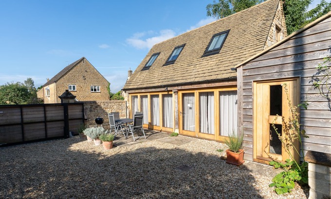 Little Rissington Cottage | Pet-Friendly Cotswold Cottage at Robins Roost - Rated 9.8
