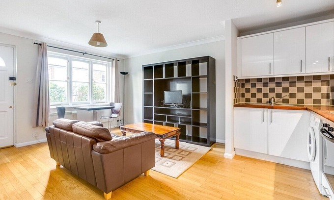 Ravenscourt Park Apartment | Inviting One Bedroom Flat in Chiswick with Parking