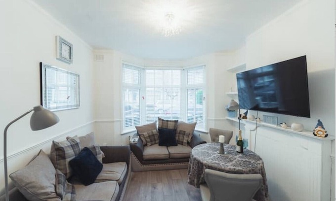 Harrow Apartment | Cozy One Bedroom Flat in Harrow - Pet and Child Friendly