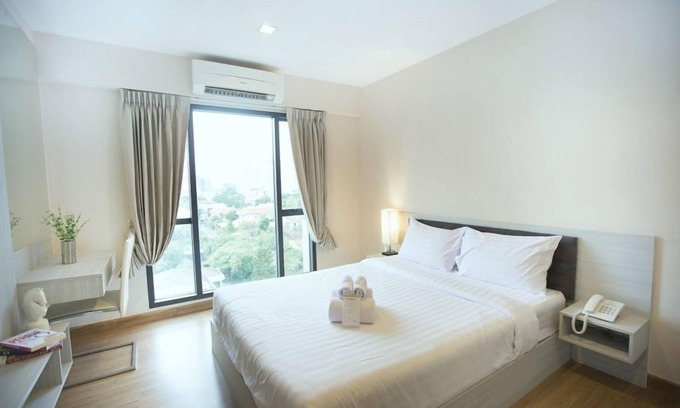 Khlong Tan Nuea Apartment | One Bedroom Grand Suite A with Pool and Family Amenities