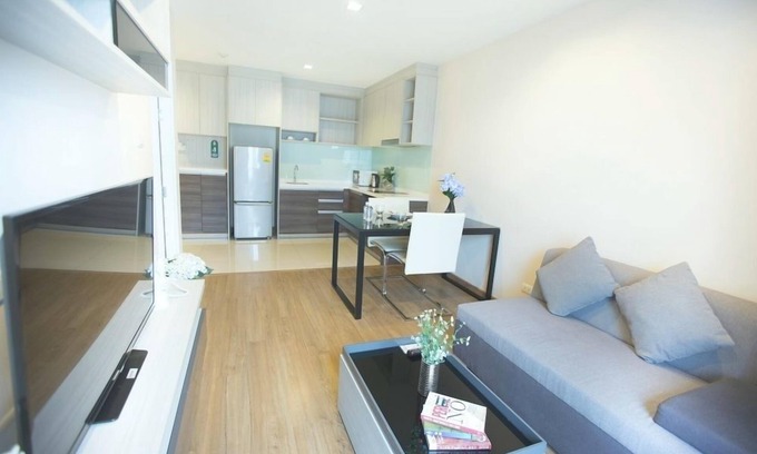 Khlong Tan Nuea Apartment | Beautiful One Bedroom Grand Suite with Pool Access