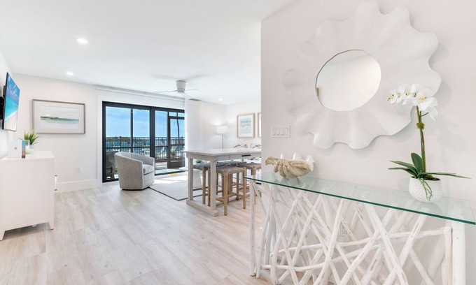 Sanibel Condo | Ocean's Reach: Beachfront Views & Poolside Bliss Await!