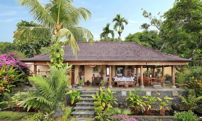 Kayu Putih Villa | Inviting One Bedroom Guest House in Lovina with Ocean View