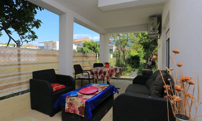 Kastel Kambelovac Apartment | Cozy Beachside Retreat in Kaštel Kambelovac