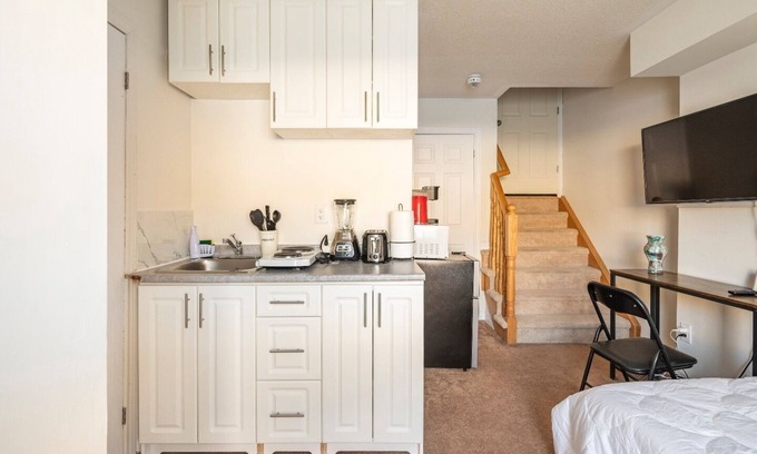Cambridge Apartment | Cozy One Bedroom Loft Apartment with Family-Friendly Kitchen