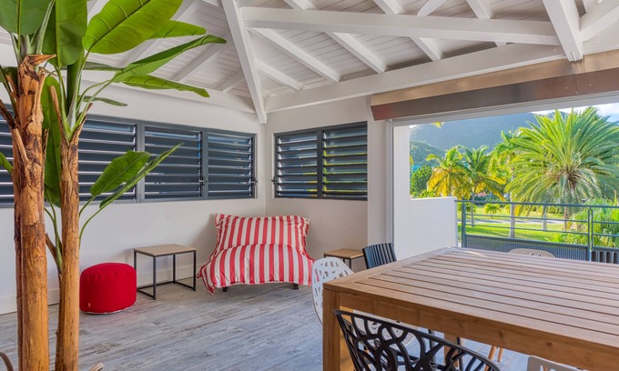 Cul de Sac Apartment | Cozy One Bedroom Loft with Oceanfront Views in Anse Marcel