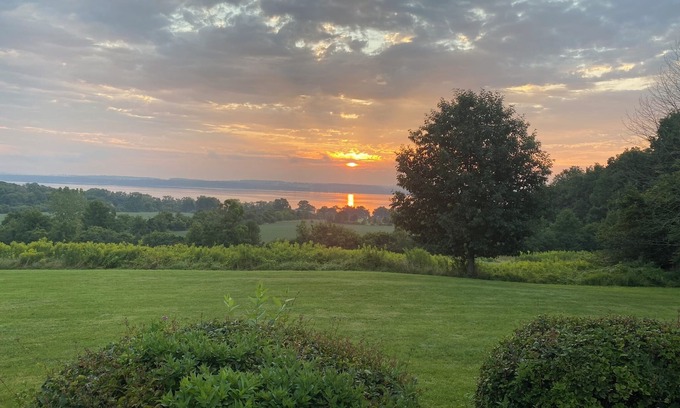 Geneva House | Scenic One Bedroom Loft Overlooking Seneca Lake