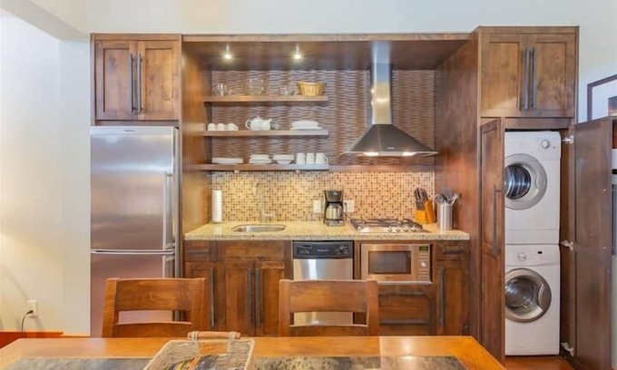Mayne Island House | Oceanfront Villa Retreat at Mayne Island Resort Awaits