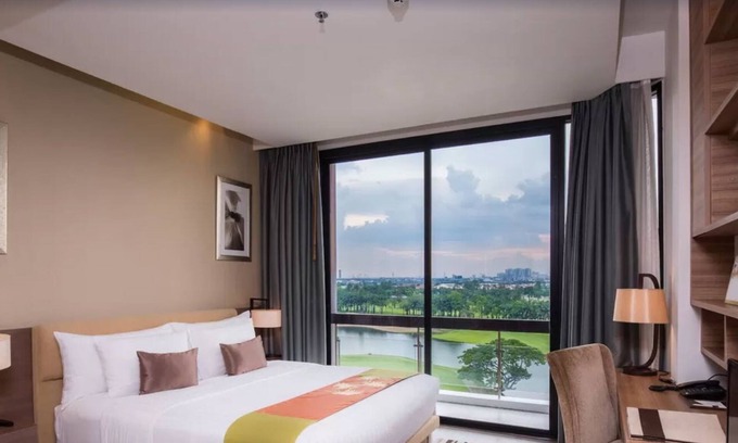 Bang Phli Apartment | One-Bedroom Residence with Pool and Kitchen Amenities