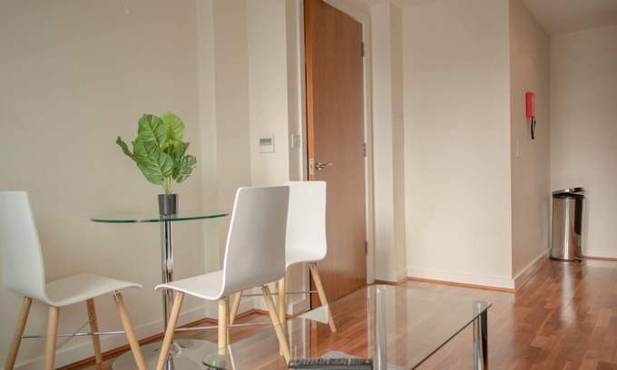 Bunhill Apartment | Cozy One Bedroom Apartment with Kitchen in Lamb's Passage
