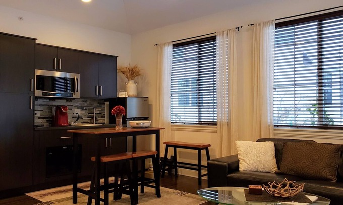 Hoffman Estates Apartment | Ideal One Bedroom Suite with Full Kitchen - Rated 10/10
