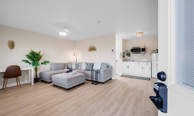 Healdsburg House | Charming One Bedroom Townhouse with Vineyard Views