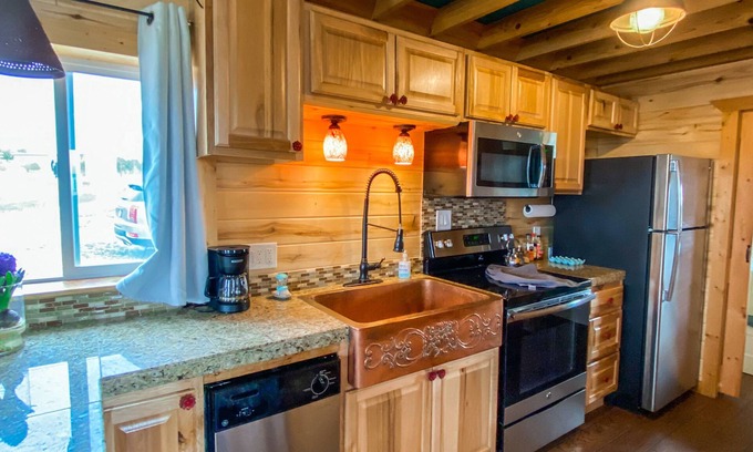 Lazear Cabin | Inviting Pet-Friendly Cabin Near Black Canyon - Rated 10/10