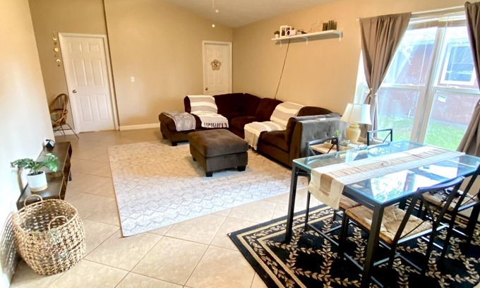 Poinciana House | Comfortable One Bedroom with Parking in Kissimmee