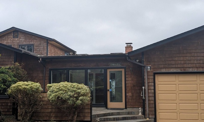 Warrenton House | Beautiful Beachside Retreat: 3BD with Ocean View